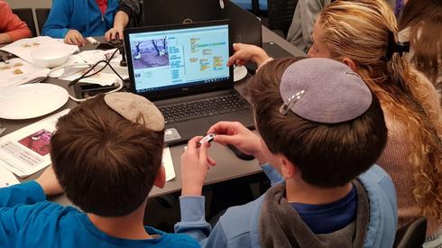 תלמידי בית הספר ביל"ו במהלך מפגש ללימוד תכנות וכתיבת קוד במשרדי חברת ARM
