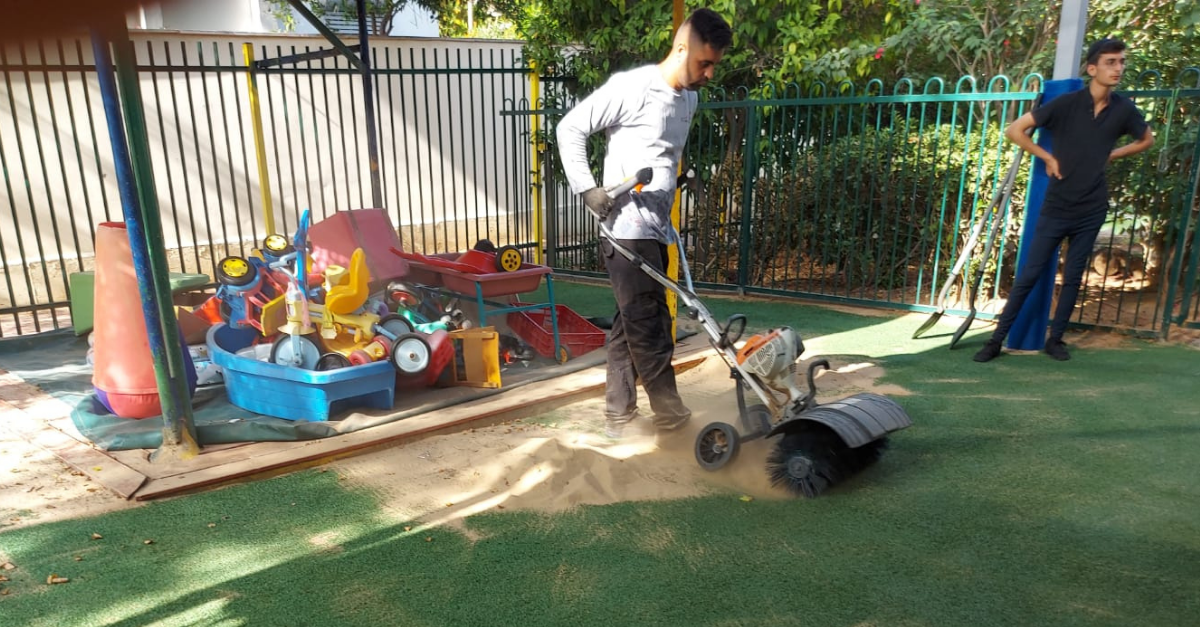 עבודות ניקוי החול מחצרות גני הילדים בעיר