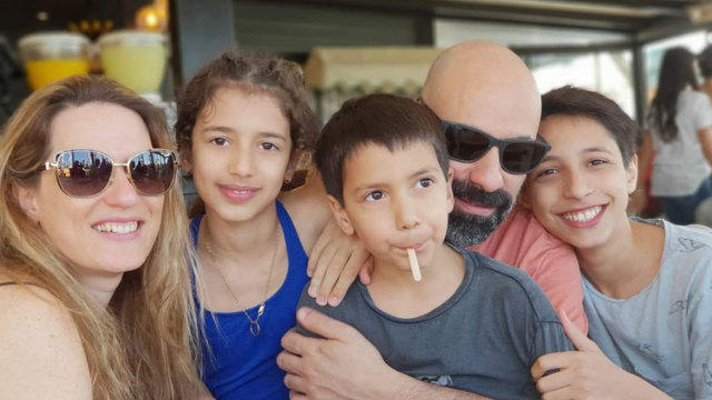 משמאל: יפעת פייטלזון עם ילדיה ואביהם ג'קי