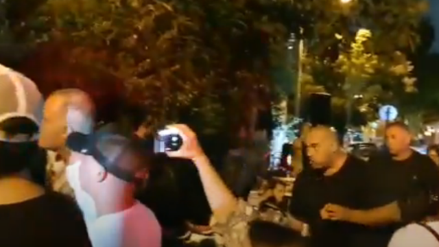 המפגינים ליד ביתו של בנט