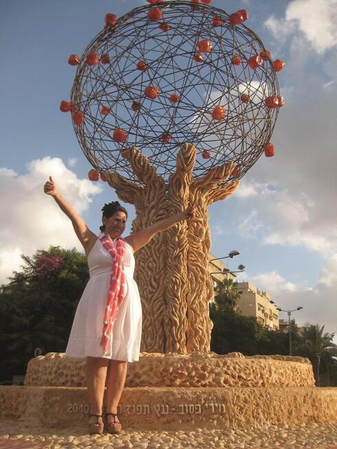 פסוב ז"ל עם הפסל של עץ התפוז