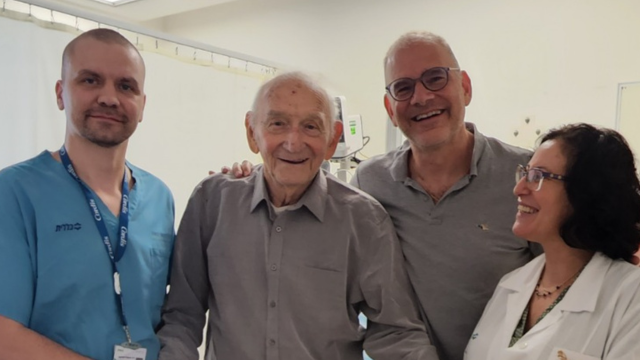 דב ביתן ובנו אלי יחד עם ד"ר עדי בכר-רובינשטיין, מנהלת מחלקת כלי דם וד"ר מיכאל ריאביקוב בבית חולים מאיר