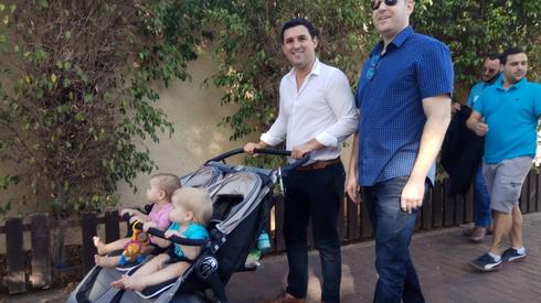 איתן גינזבורג מגיע להצביע עם בן זוגו וזוג התאומים | צילום: חן זמיר