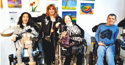 מימין: מריאל ארבטמן, יפה בוזגלו, דינה גולדשטיין ורונית שמש‑עזר | צילום: ארגון אומני הציור בפה וברגל
